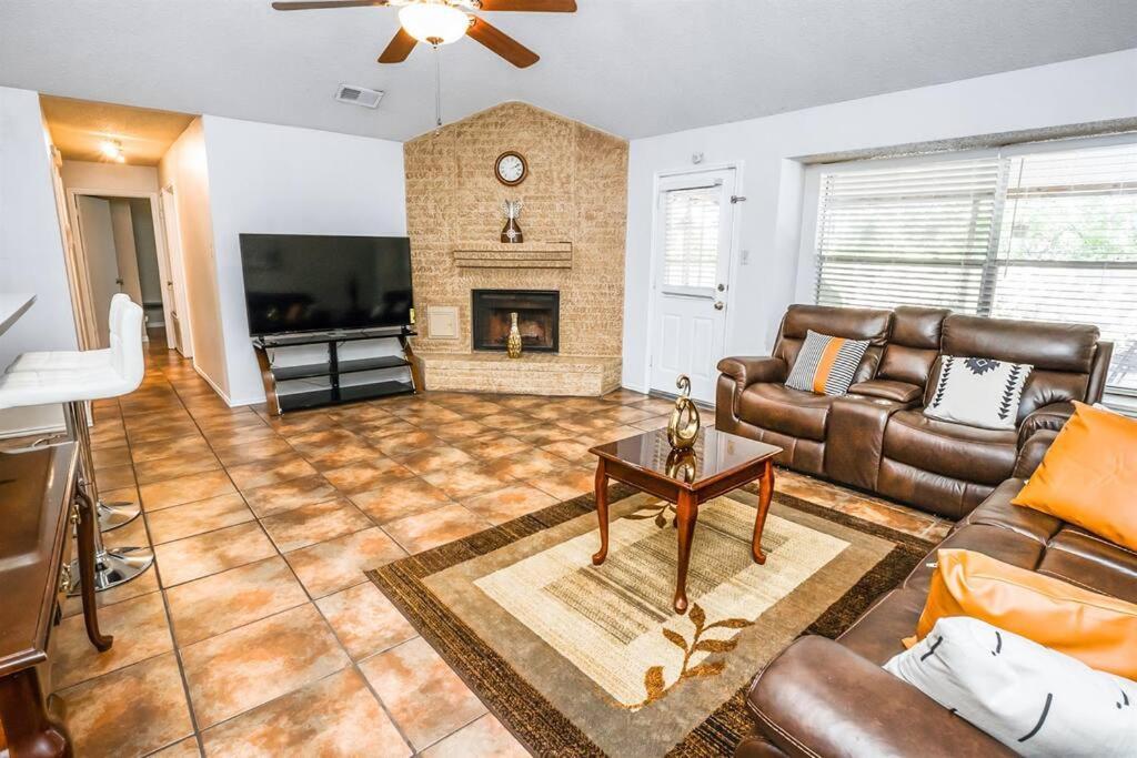 Luxury Retreat - Pool - Game Lounge - Bbq & Patio * San Antonio