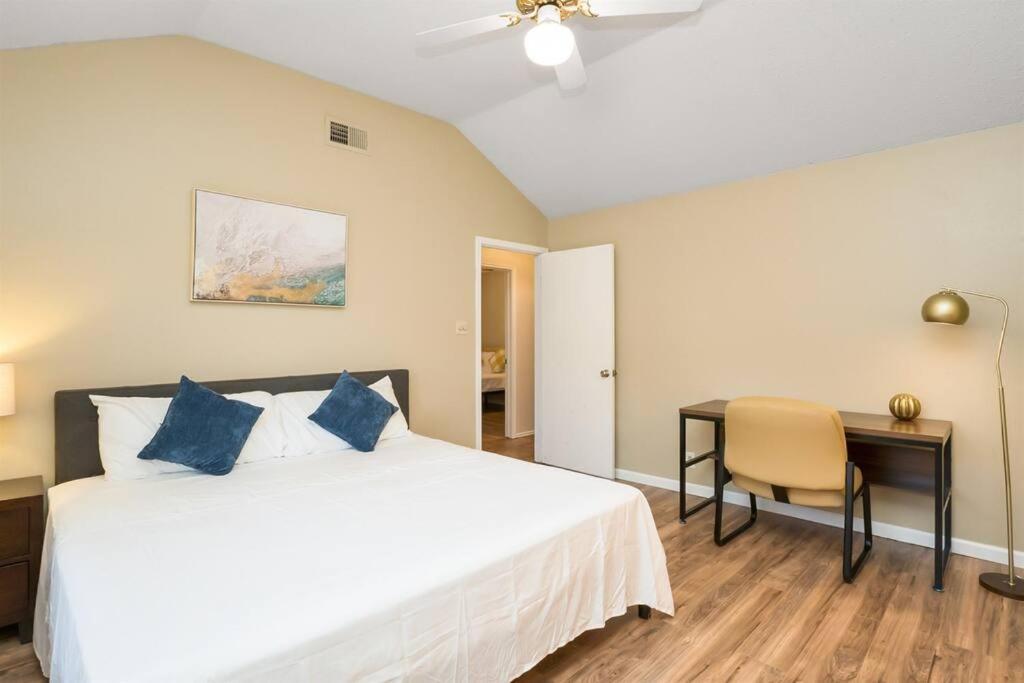 Luxury Retreat - Pool - Game Lounge - Bbq & Patio Holiday home San Antonio