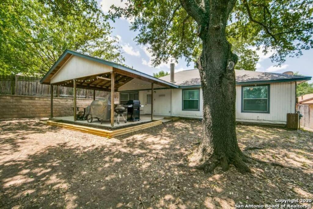 Luxury Retreat - Pool - Game Lounge - Bbq & Patio San Antonio